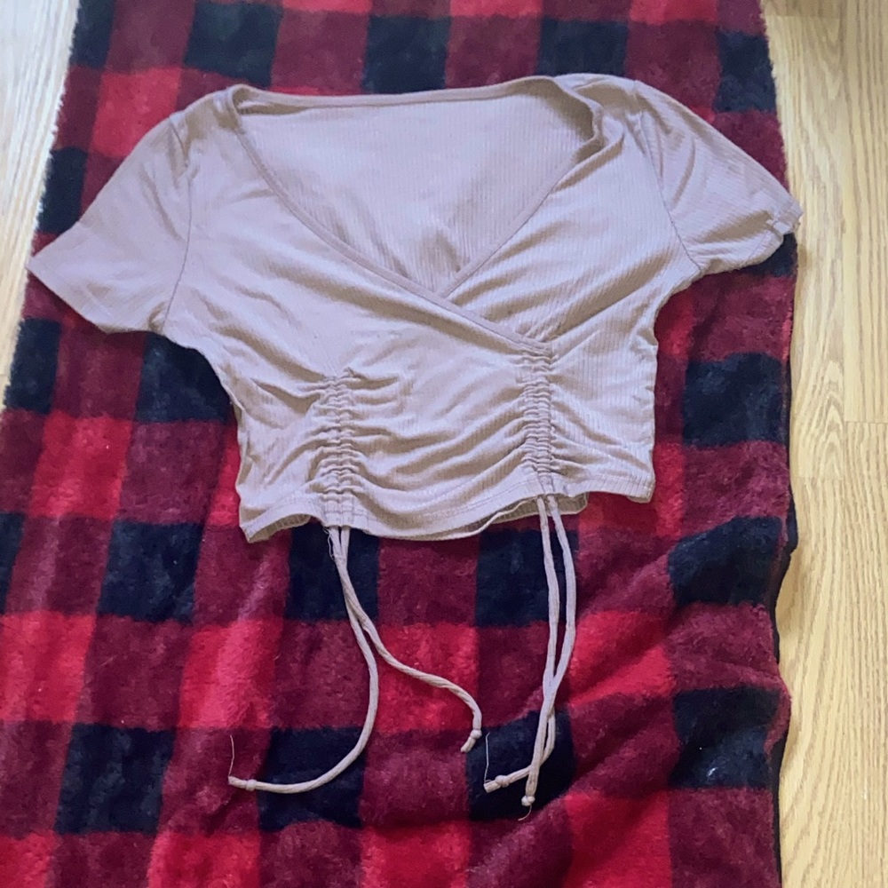 im selling a women's crop top!